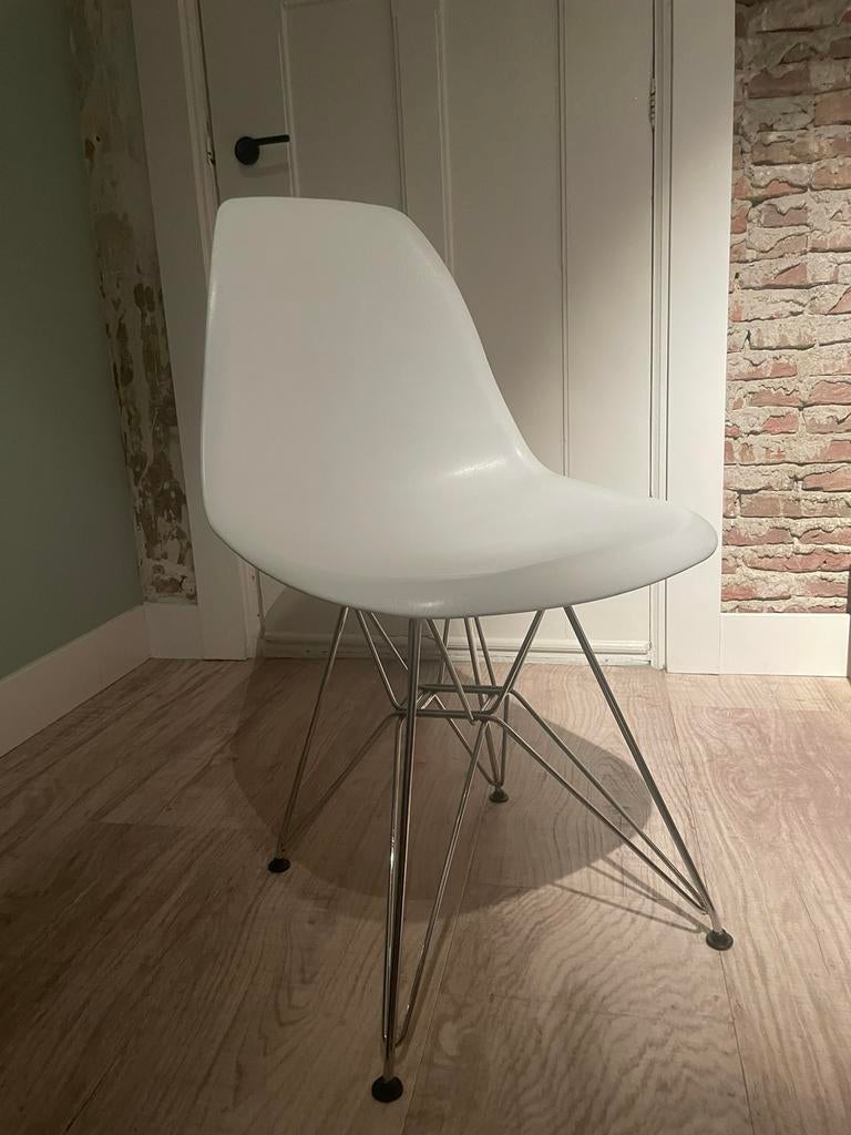 4 Witte kuipstoeltjes met metalen onderstel, Ophalen, Kunststof, Gebruikt, Wit