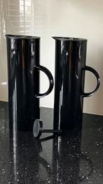 2 Stelton thermoskannen - Zwart,  design, met schenkdop, Ophalen of Verzenden, Gebruikt
