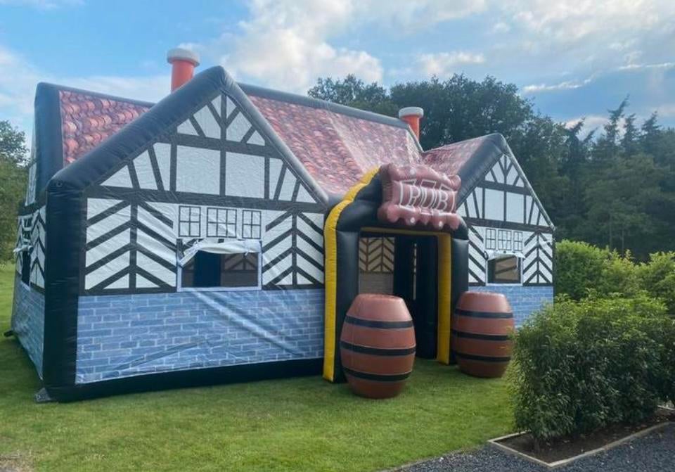 TE HUUR: Opblaasbare pubtent/partytent kroeg 10x5 meter, Tuin en Terras, Partytenten, Gebruikt, Partytent, 4 tot 6 meter, 8 meter of meer