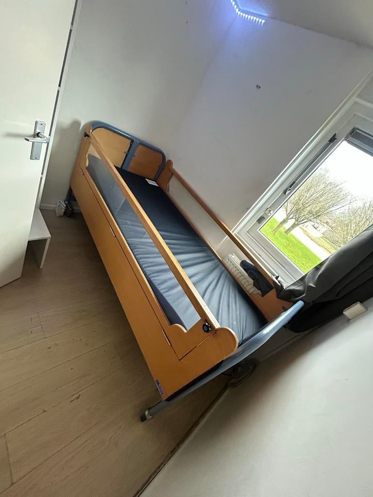 Electrische zorg bed met anti-decubitus matras medipoint, Ophalen, In hoogte verstelbaar, Zo goed als nieuw