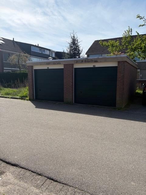 TE HUUR ruime garagebox te Zoetermeer, Facet Vastgoed, Info@facetvastgoed.nl, Stephensonstraat 45, 2723RM Zoetermeer