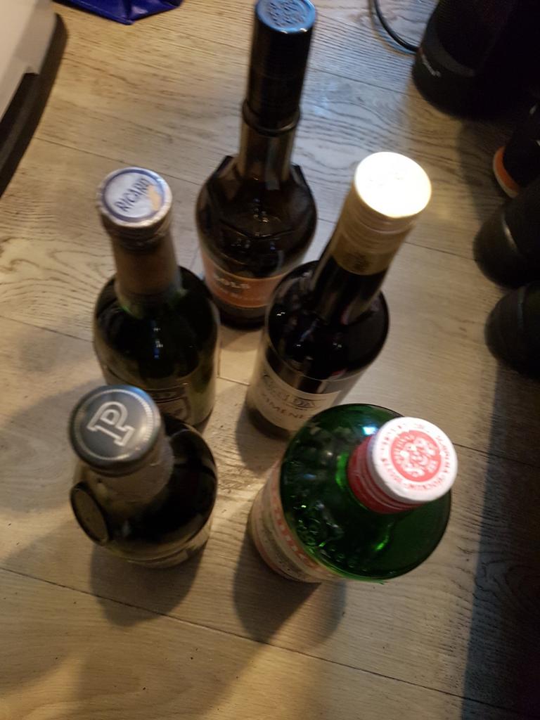 Oude bar alcoholfles, 70-90% vool, Antiek en Kunst, Ophalen