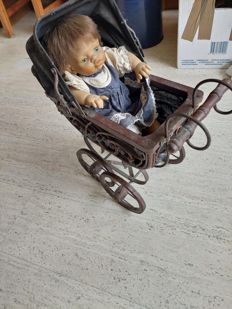 Poppenwagentje met pop, Ophalen