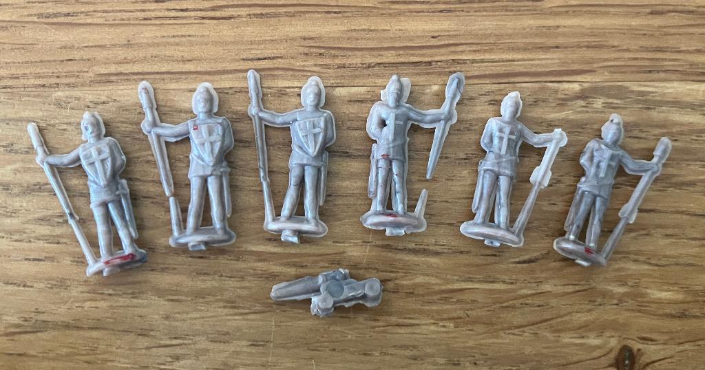6 (miniatuur) ridders / kruisvaarders + 1 kanon, Ophalen of Verzenden, Gebruikt, 1:50 of kleiner, Figuur of Figuren