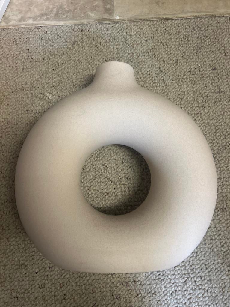 Moderne donut vaas - Beige decoratieve vaas, Huis en Inrichting, Overige kleuren, Aardewerk of Porselein, Ophalen of Verzenden