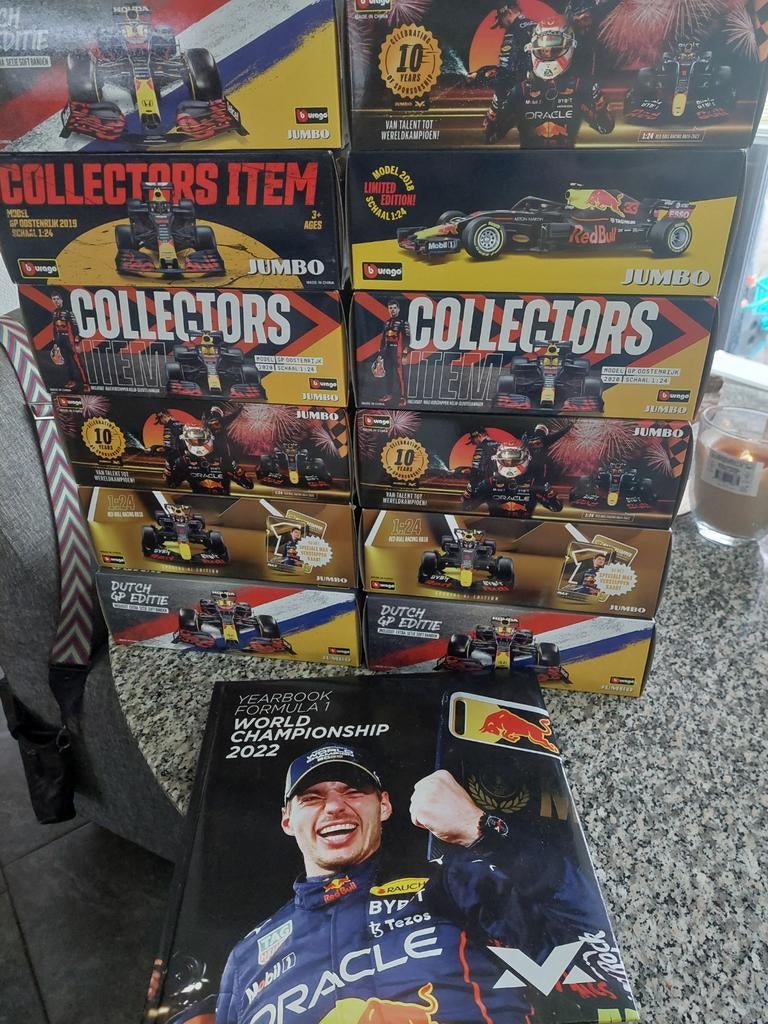 12 BURAGO 1:24 MAX VERSTAPPEN F-1 MODELLEN JUMBO EN JAARBOEK, Ophalen of Verzenden, Zo goed als nieuw, Auto, Bburago