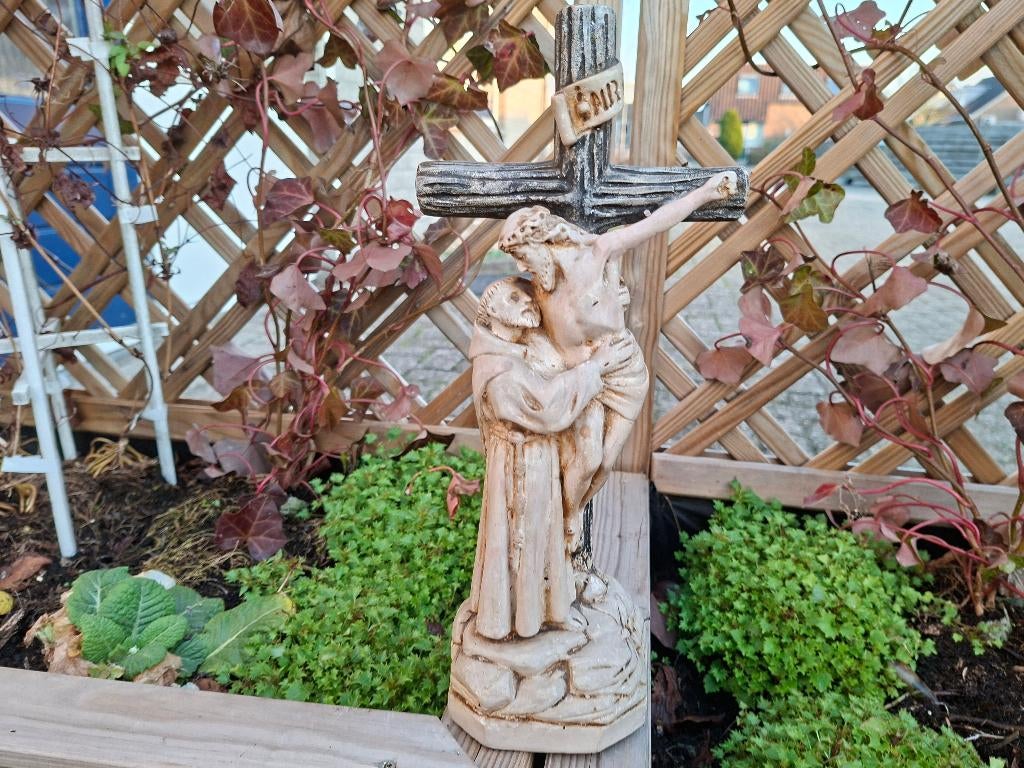 antiek beeld christus aan het kruis en franciscus omhelst he, Ophalen of Verzenden, Steen of Keramiek, Beeld, Religie