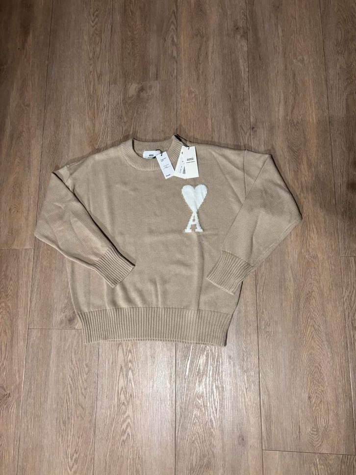 Ami Paris Trui Beige - Nieuw met labels, Kleding | Heren, Truien en Vesten, Nieuw, Maat 46 (S) of kleiner, Beige, Ophalen of Verzenden