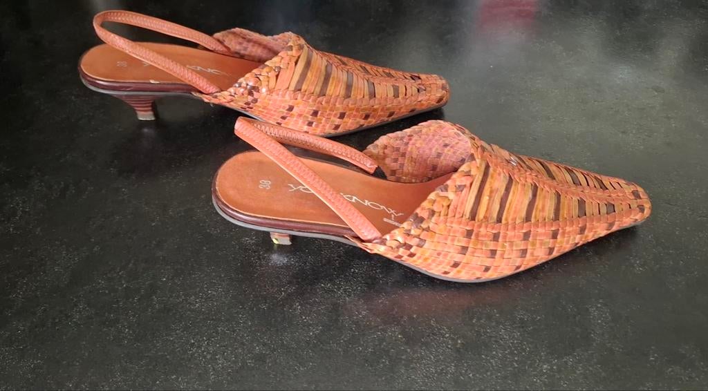 Gevlochten zomermuiltjes met elegante lage hak - Maat 38, Kleding | Dames, Schoenen, Bruin, Sandalen of Muiltjes, Ophalen of Verzenden
