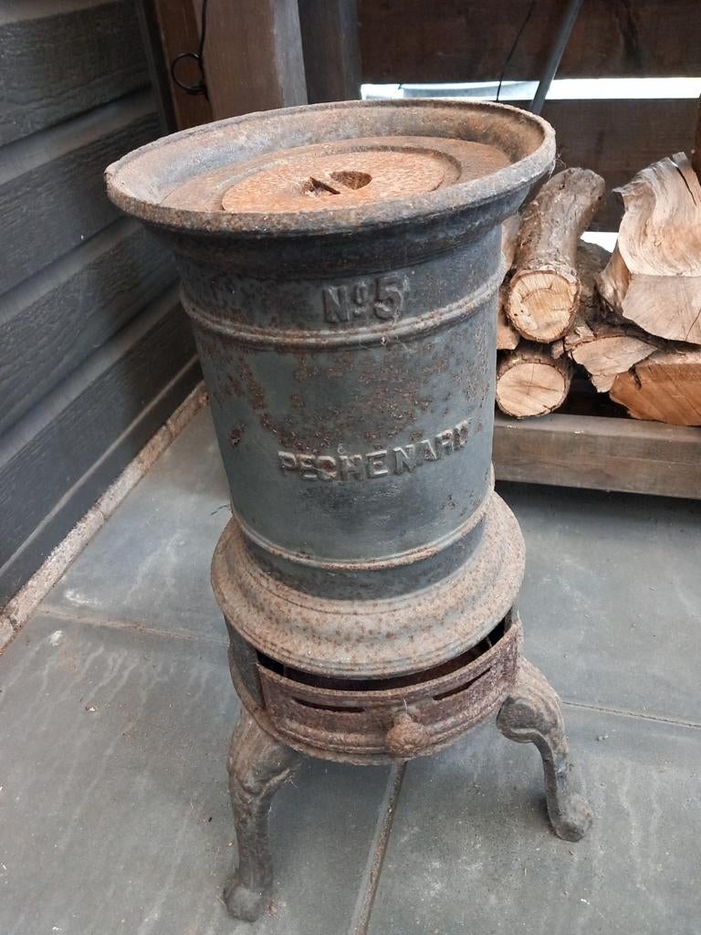 Antieke gietijzeren kachel. PECHENARD NO5, Ophalen, Gebruikt, IJzer, Met deksel