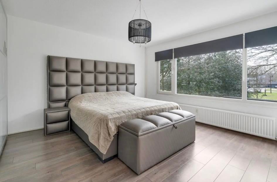 Boxspring 180x200 met kistje en 2 nachtkastjes incl matras, Ophalen, Bruin, Tweepersoons, Zo goed als nieuw