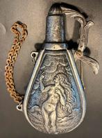 Oude tinnen kruitfles,poederhoorn met Zeus/druïde en Diana., Antiek en Kunst, Ophalen of Verzenden