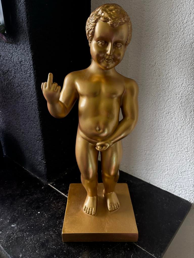 Gouden Manneken Pis met middelvinger (43 cm hoog), Verzamelen, Beelden en Beeldjes, Ophalen of Verzenden, Nieuw