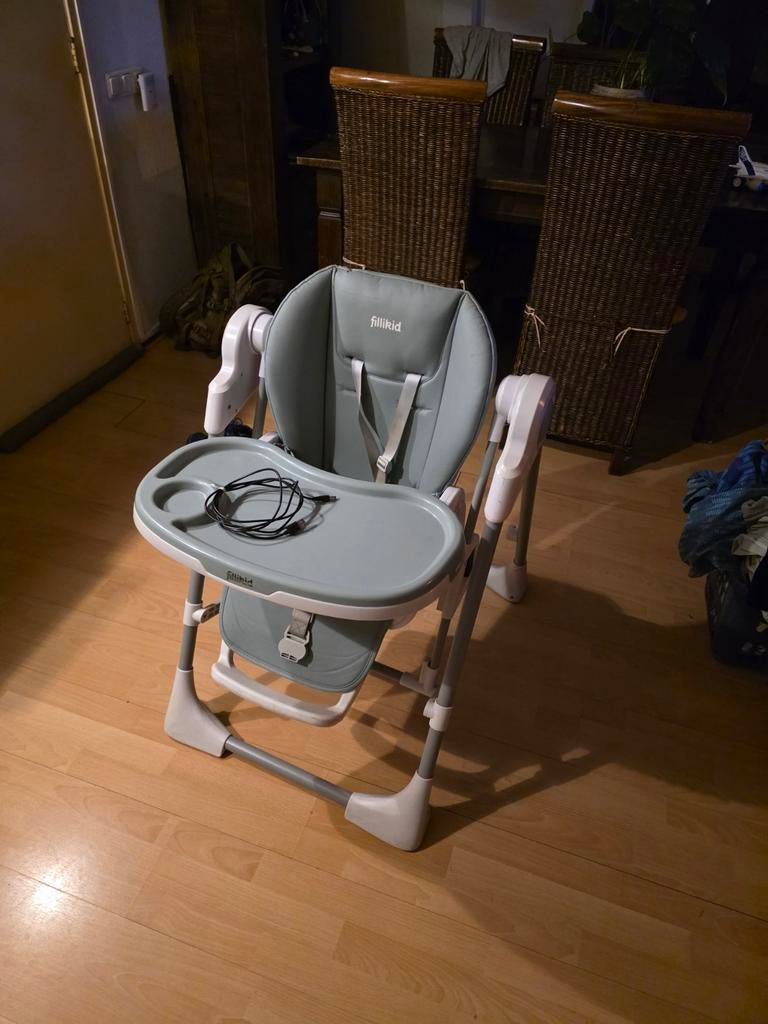 Fillikid 3-in-1 Eetstoel Verstelbaar, Ophalen, Zo goed als nieuw, Meegroeistoel, Gordel(s)