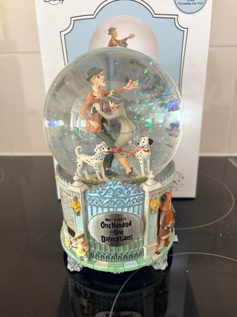 Disney exclusive 101 dalmatiers snowglobe, Ophalen of Verzenden, Overige figuren, Zo goed als nieuw, Beeldje of Figuurtje