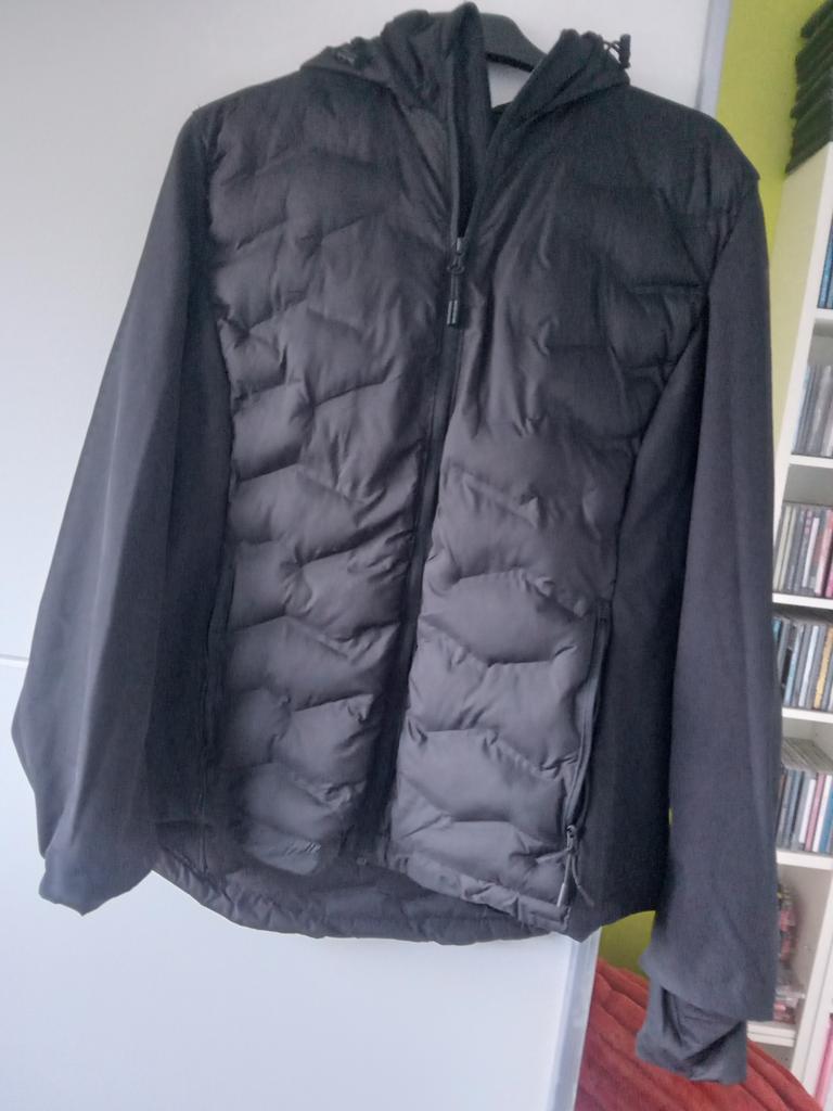 Zwarte gewatteerde jas met capuchon, Ophalen of Verzenden, Zo goed als nieuw, Maat 42/44 (L), Zwart