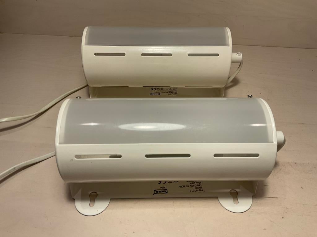 Twee Ikea Smyg typ V1013 wandlampje wit lang lichtsnoer, Huis en Inrichting, Lampen | Wandlampen, Ophalen of Verzenden, Zo goed als nieuw
