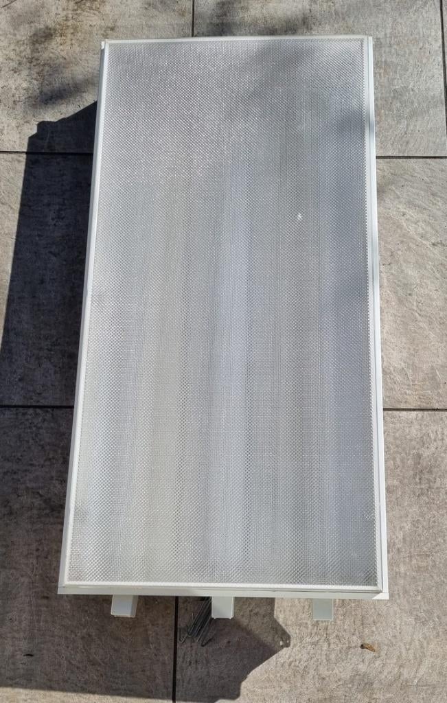 twee lichtbakken, ieder 122 x 57 x 15 cm, Ophalen