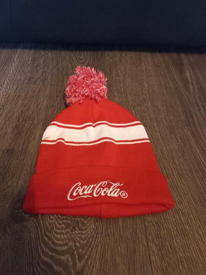 Coca-Cola Muts met Pompon - Rood/Wit, Kleding | Dames, Mutsen, Sjaals en Handschoenen, Gedragen, Muts, Maat 38/40 (M), Ophalen of Verzenden