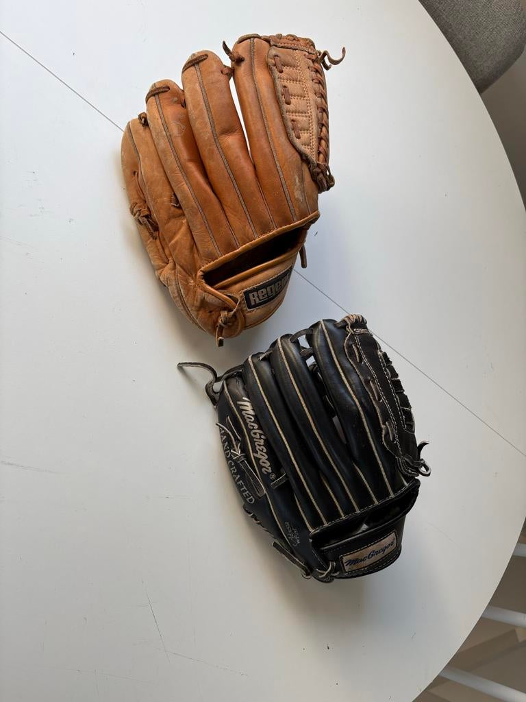 2 Mooie nette honkbal / baseball handschoenen met ballen, Verzenden, Gebruikt, Honkbal, Handschoen