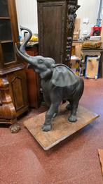 Grote antieke bronzen olifant op marmeren plaat