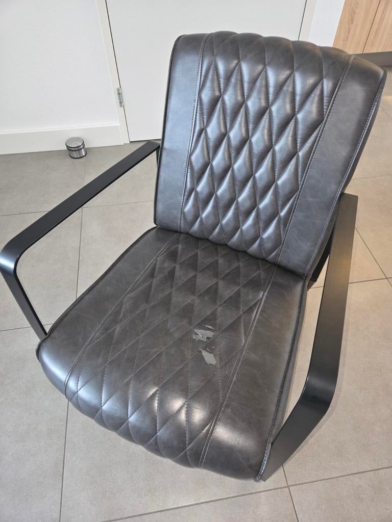 Gratis retro industriële fauteuil met zwart frame, Huis en Inrichting, Fauteuils, Gebruikt, Leer, Metaal, 50 tot 75 cm, Ophalen