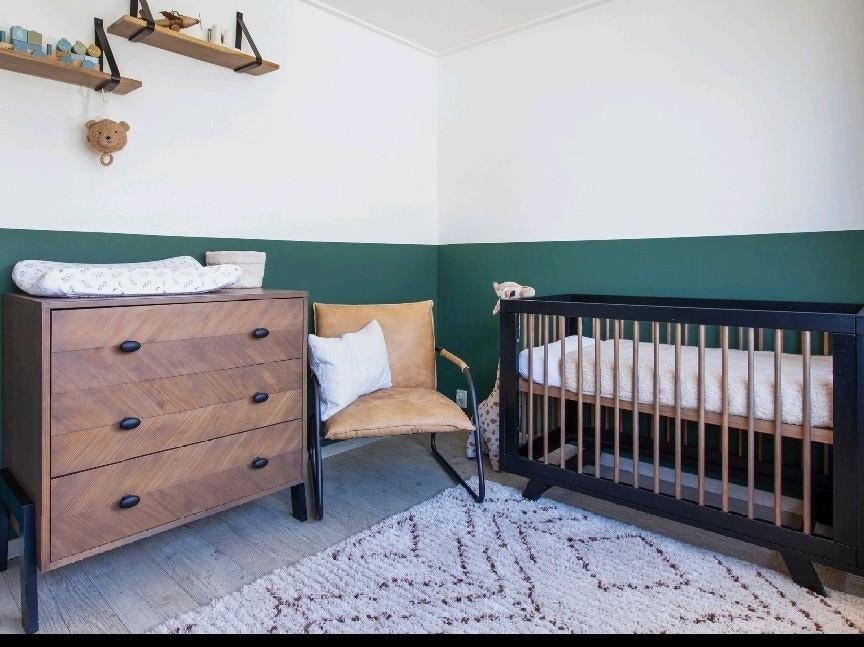 Babykamer, commode en ledikant walnoot/donkerbruin/visgraat, Ophalen, Gebruikt, 50 tot 150 cm, 10 m² of meer