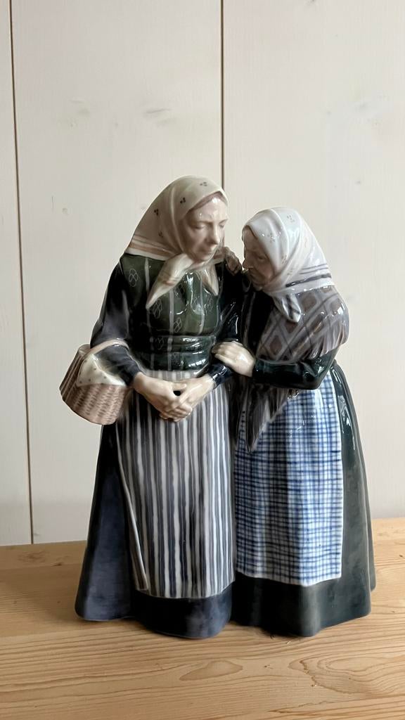 Royal  Copenhagen “the Gossip” nr.1319 in topconditie!, Ophalen of Verzenden, Zo goed als nieuw, Porselein, Beeldje(s)