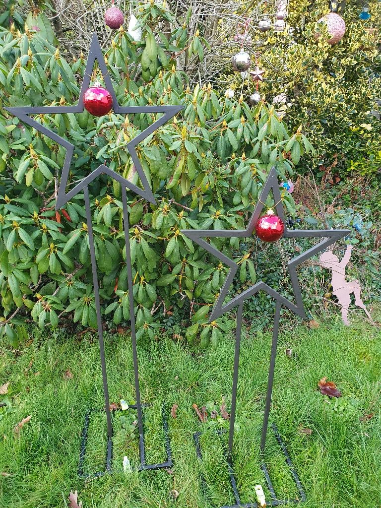 2 Decoratieve zwarte metalen (kerst) sterren op voet, Ophalen, Zo goed als nieuw