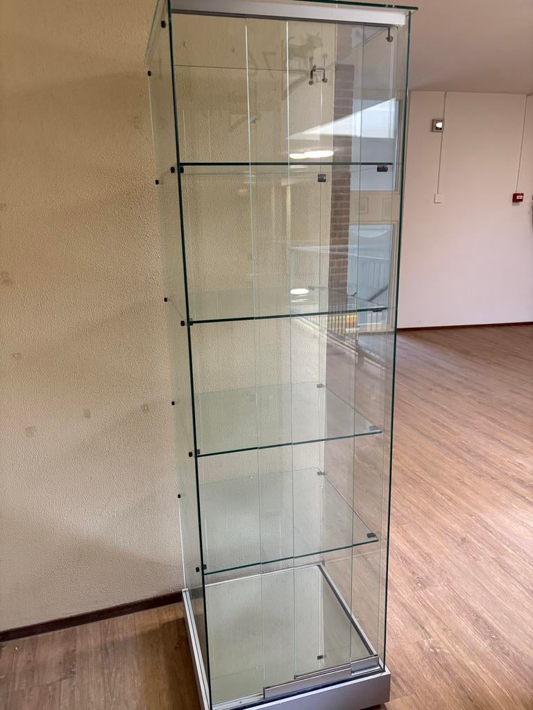 Vintage glazen vitrinekast met kleine beschadiging, Huis en Inrichting, Kasten | Vitrinekasten, Ophalen, Met plank(en), Gebruikt