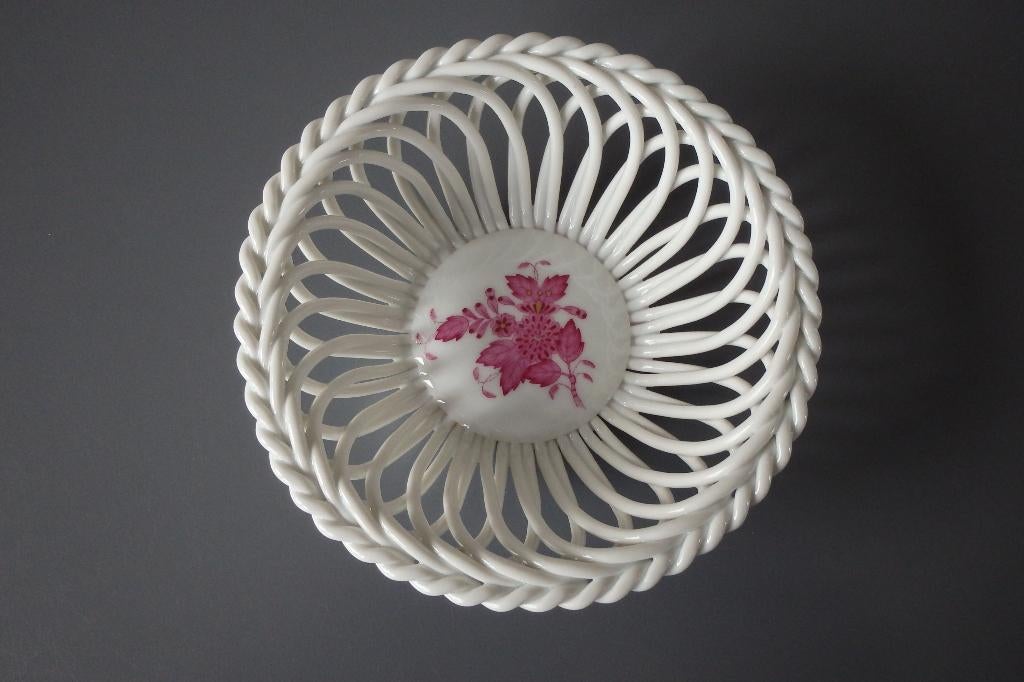 Puntgaaf porseleinen schaaltje / mandje Herend, Hongarije, Antiek en Kunst, Antiek | Porselein, Ophalen of Verzenden