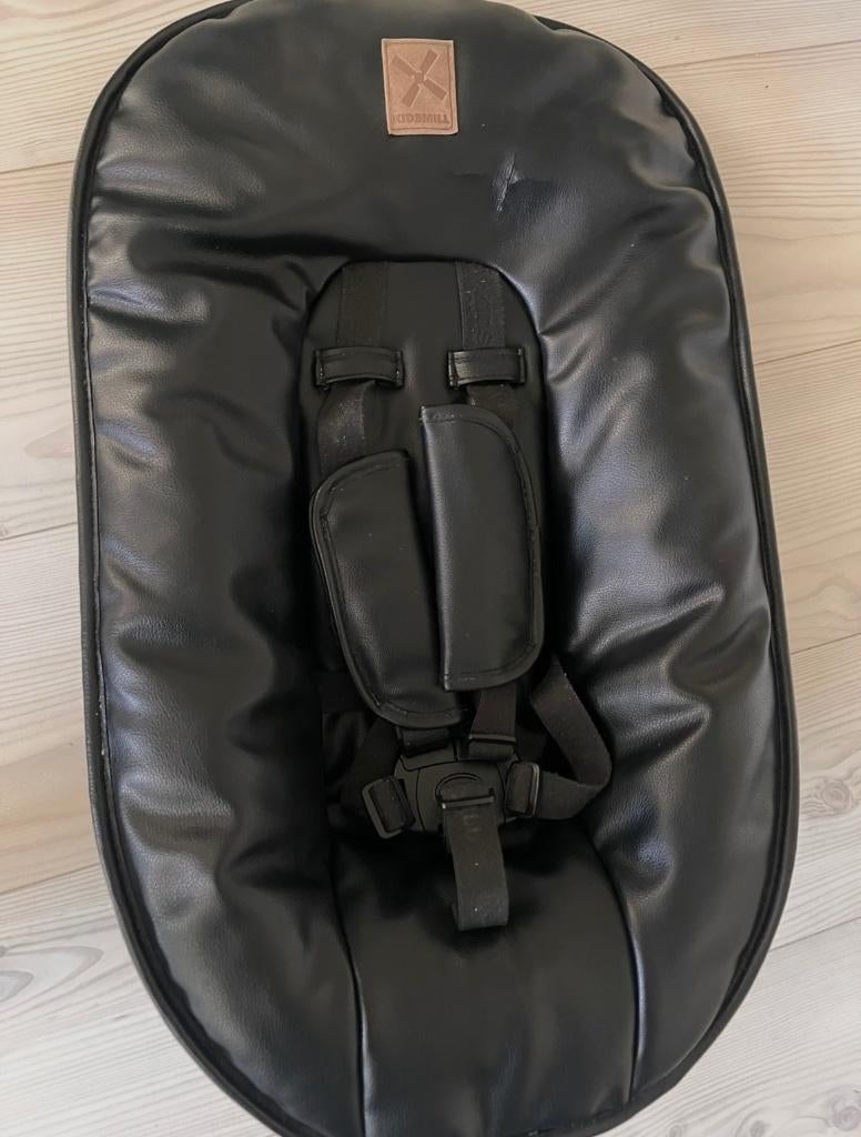 gratis Kidsmill Up! Newborn Kussen - Leatherlook - Black, Kinderen en Baby's, Wipstoeltjes, Gebruikt, Wipstoel, Met gordel(s) of riempje(s)