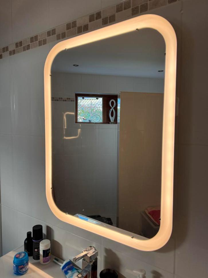 Luxe badkamerspiegel met LED verlichting, wit, 60 x 80., Huis en Inrichting, Badkamer | Badtextiel en Accessoires, Zo goed als nieuw