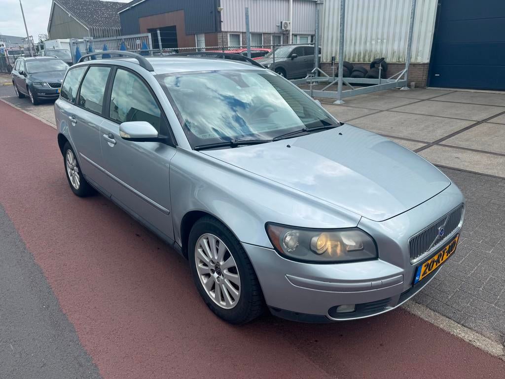Volvo V50 2.4 Summum Automaat NW APK Koopje, Auto's, Gebruikt, 700 kg, 2435 cc, Zilver of Grijs