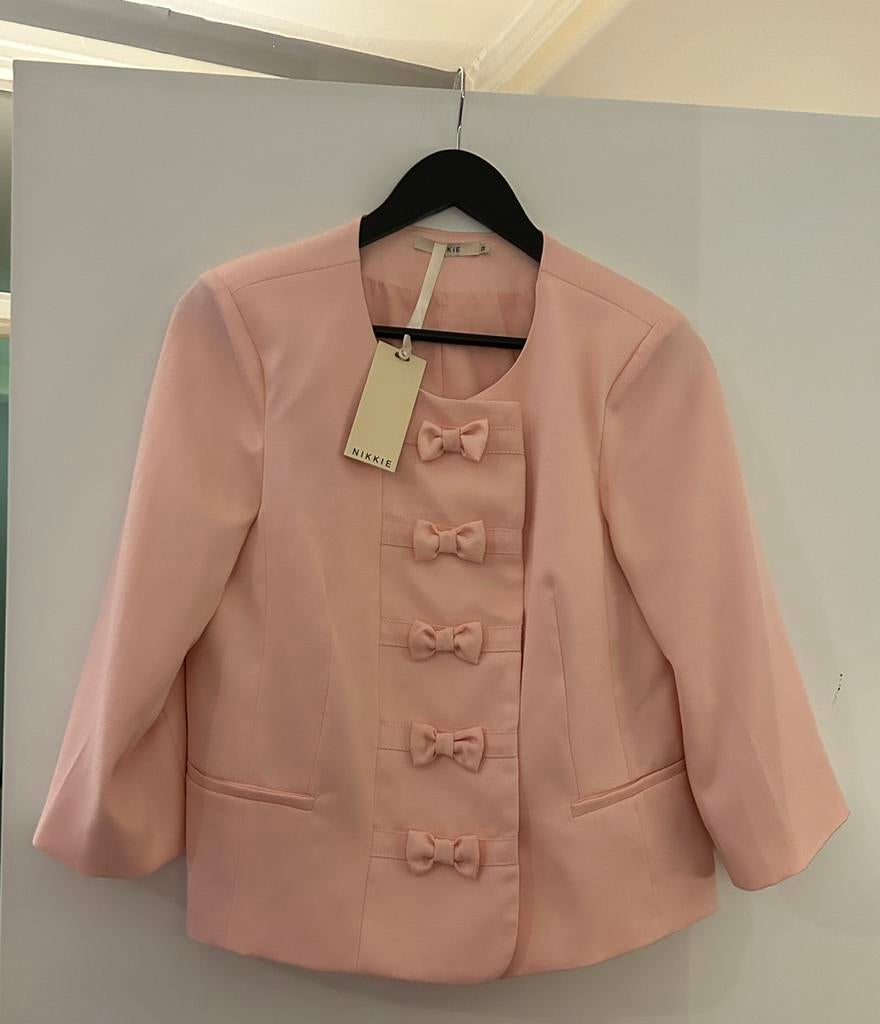 Nikkie blazer met strikjes lichtroze, maat M, Kleding | Dames, Ophalen of Verzenden, Nieuw, Maat 38/40 (M), Roze