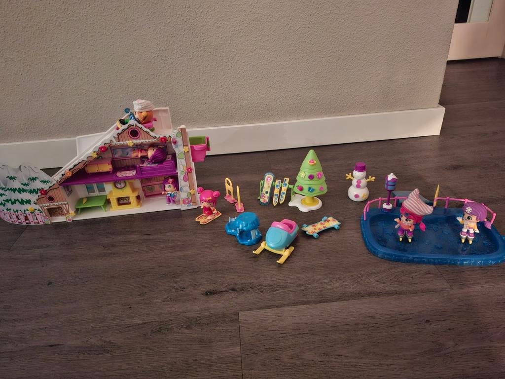 Pinipon sneeuwhuis. Speelset met ski's en schaatsen., Ophalen of Verzenden, Zo goed als nieuw, Poppenhuis