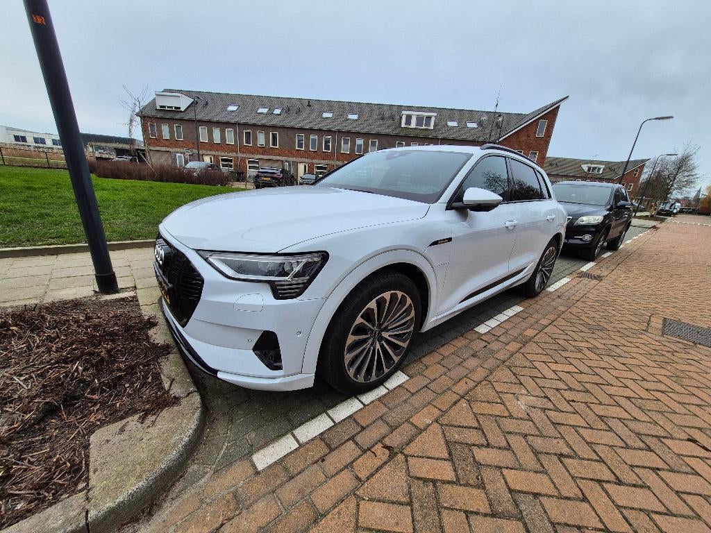 Audi e-tron 55 advanced plus 408pk 2022 electrisch 13208km, Auto's, Automaat, 131 €/maand, 1800 kg, Zwart