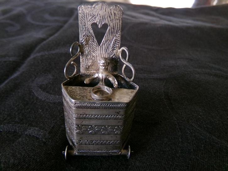 Een zilveren miniatuur Kinder Eetstoel - Gemerkt Zilverkeur, Antiek en Kunst, Antiek | Goud en Zilver, Zilver, Ophalen of Verzenden