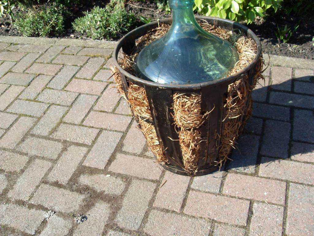 deco Gistfles beschermd door ijzeren mand, Ophalen