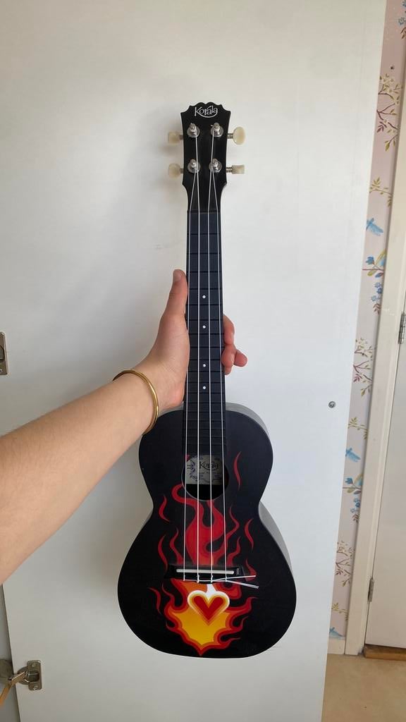 Ukelele Korala, zwart met vlam, gratis standaard erbij, Ophalen, Zo goed als nieuw, Ukelele