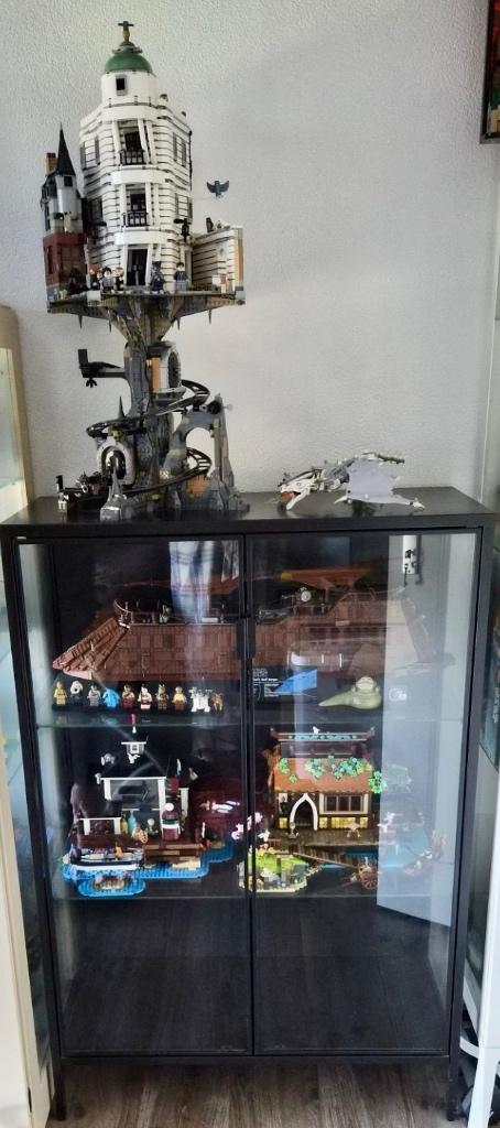 Mooie zwart metalen vitrinekast met glasplanken en 2 deuren, Ophalen, Met deur(en), 100 tot 150 cm, 50 tot 100 cm