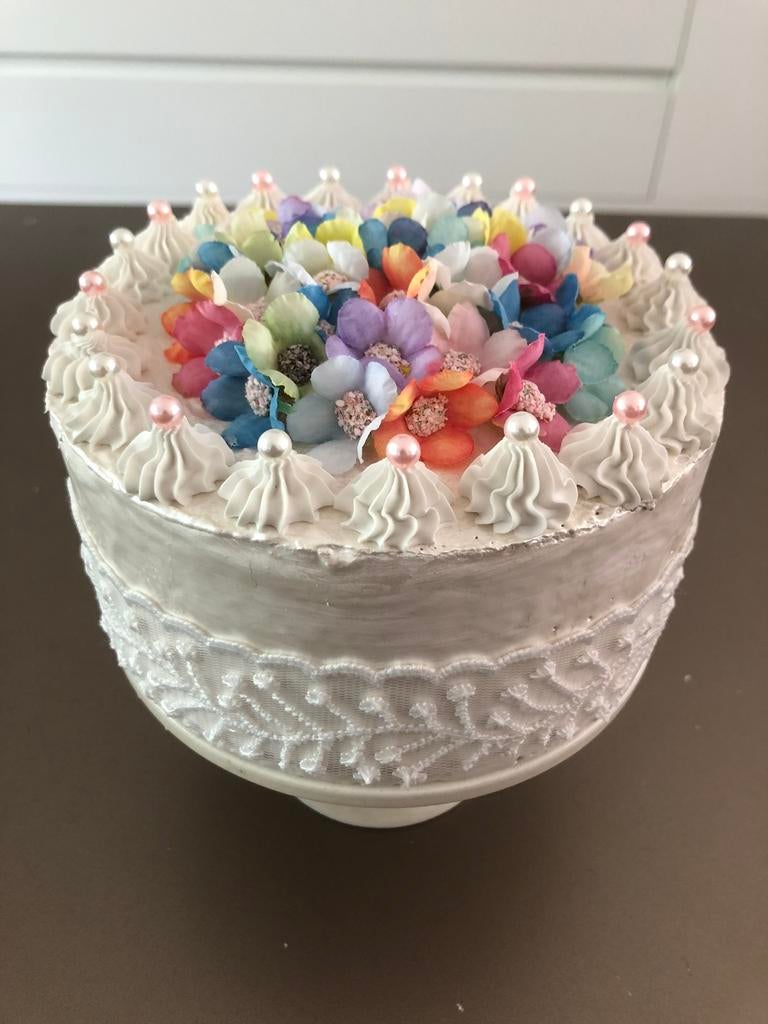 Sier taart met gekleurde bloemen., Ophalen, Nieuw