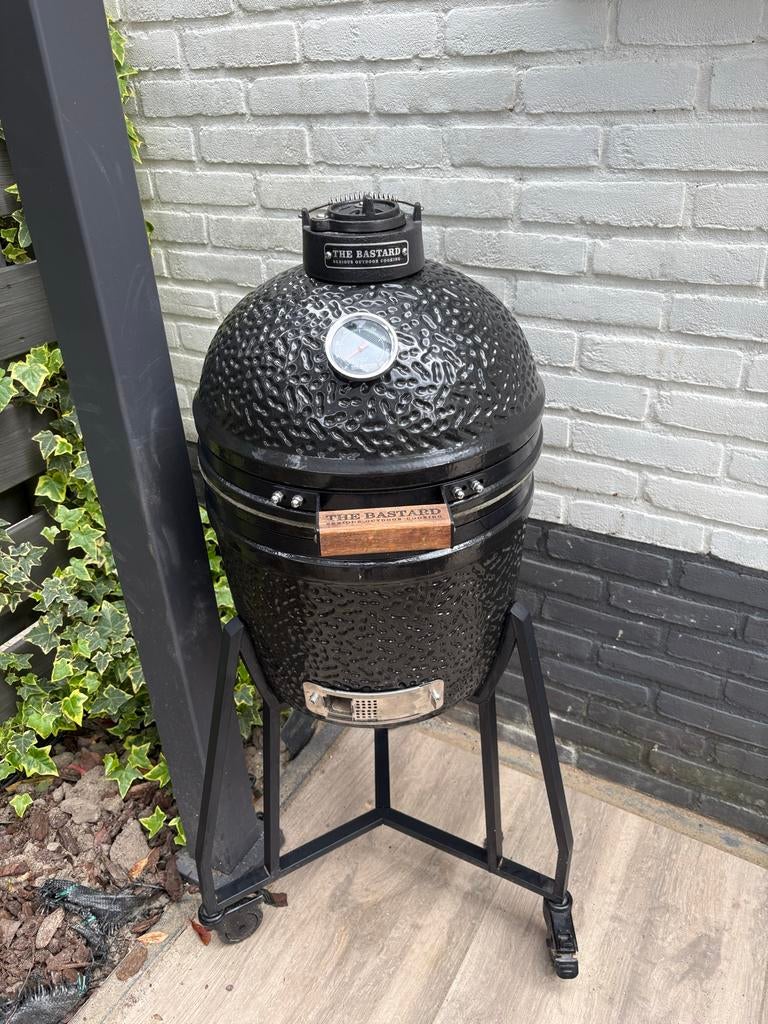 The Bastard Compact Kamado BBQ met accessoires, Tuin en Terras, Houtskoolbarbecues, Zo goed als nieuw, Met accessoires, Ophalen
