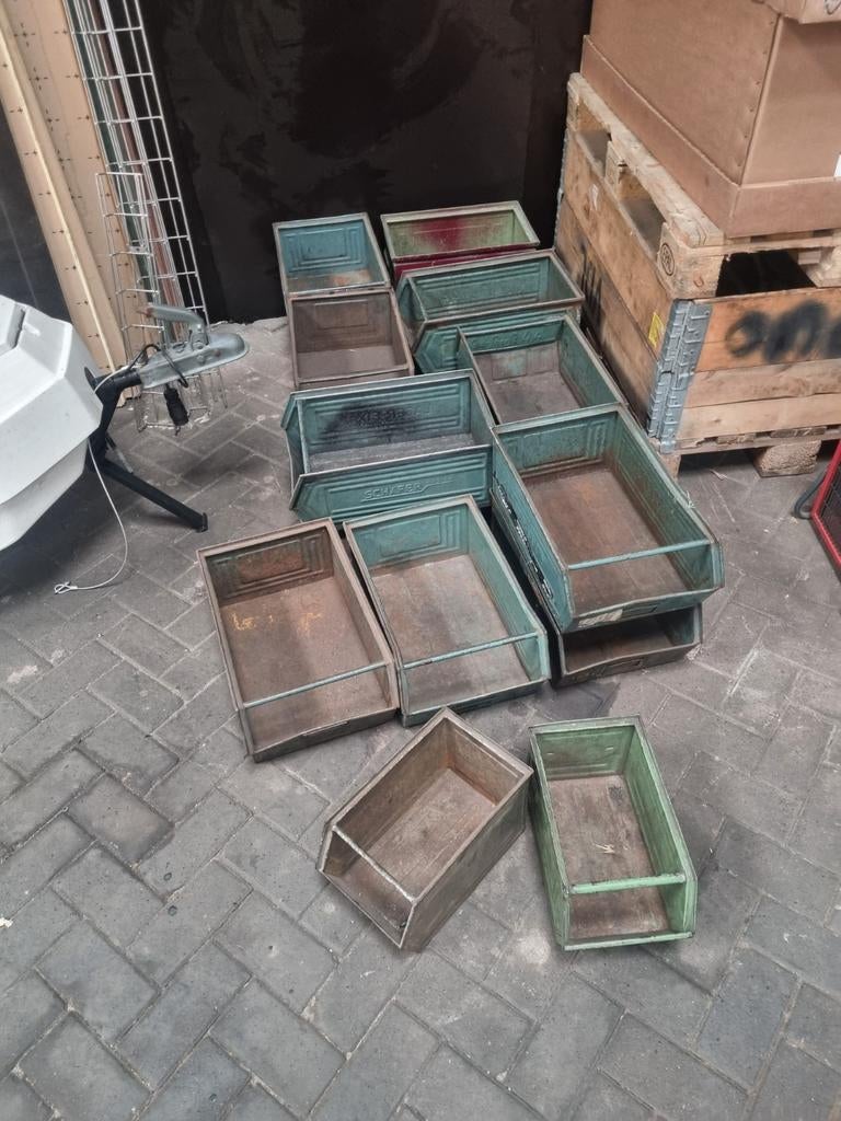 10 grote en 2 kleine stalen vintage magazijnbakken, Ophalen of Verzenden