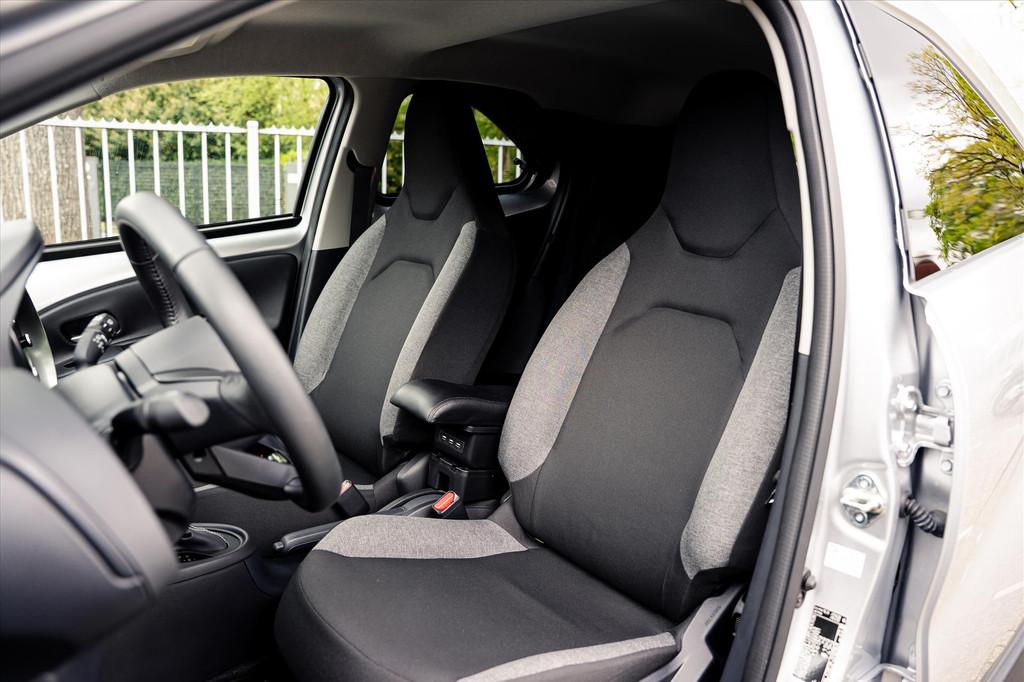 Toyota Aygo X 1.0 First Edtion Automaat | 1e eigenaar | Deal, Stof, Gebruikt, 4 stoelen, 3 cilinders