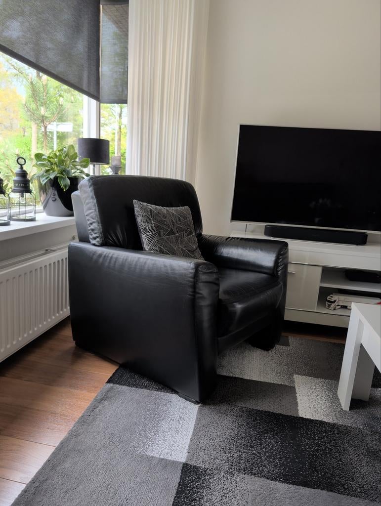 Zwarte fauteuil en twee banken, Ophalen