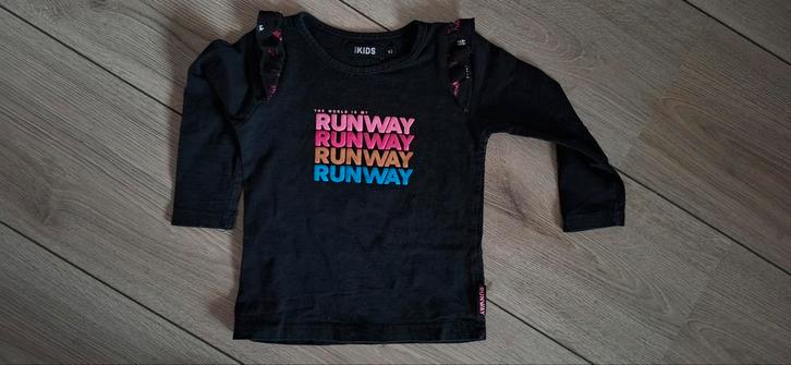 Zwart longsleeve shirt met 'RUNWAY' opdruk, maat 92, Kinderen en Baby's, Kinderkleding | Maat 92, Zo goed als nieuw, Meisje, Shirt of Longsleeve