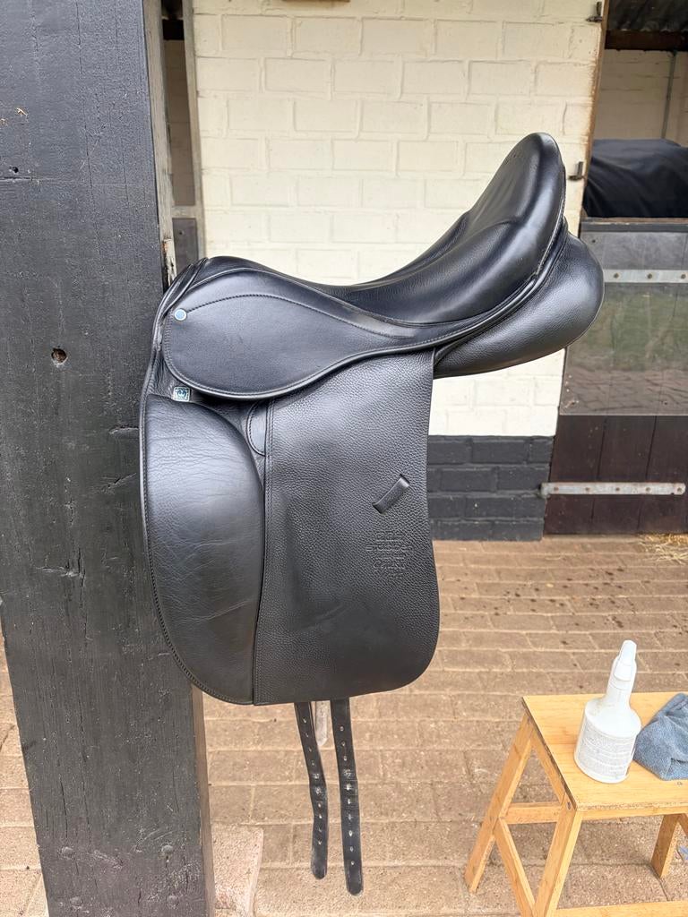 Dressuurzadel Stübbe Genesis biomex zwart. Zgan 17,5 inch, Ophalen, Zo goed als nieuw, Dressuur