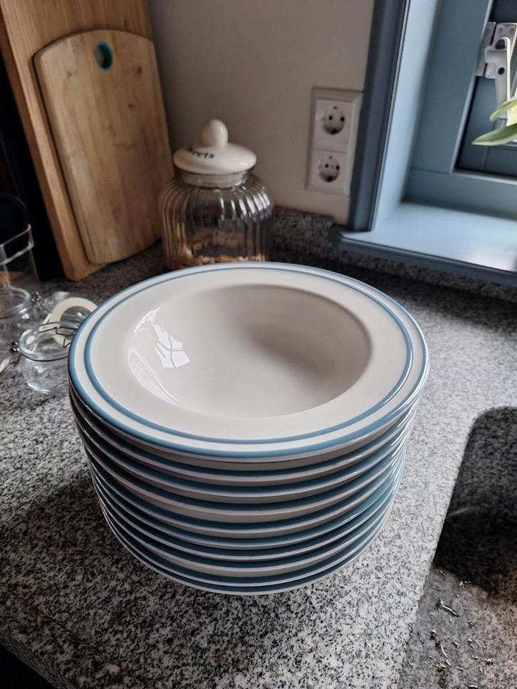 ZGAN! Set van 10 diepe borden - IKEA - Wit met blauwe rand, Huis en Inrichting, Keuken | Servies, Zo goed als nieuw, Bord(en)