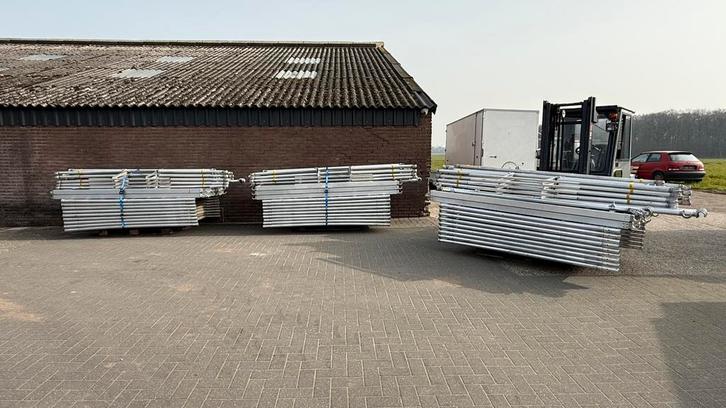 Steiger verhuur bladel en omgeving, Doe-het-zelf en Verbouw, Steigers, Zo goed als nieuw, Rolsteiger of Kamersteiger, 5 meter of hoger